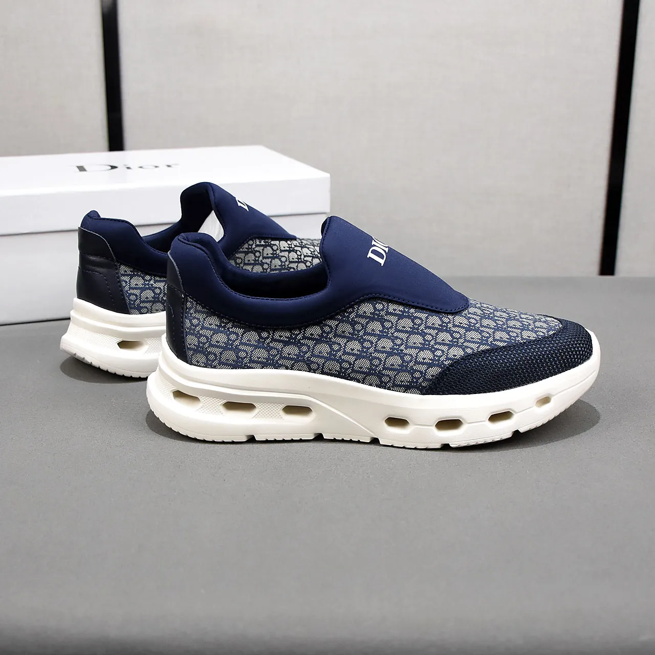 PP420🍒🍒🍒Dior's new 🆕low-cut casual sneakers, made of breathable mesh, with brand signature details on the shoe collar to enhance style. Fashionable and versatile, it can complement any look. With a sophisticated design that is both dynamic and modern, this new must-have shoe adds a new dimension to Dior's legacy, displaying modern elegance. Men's shoes 38-44 45🉑️customized